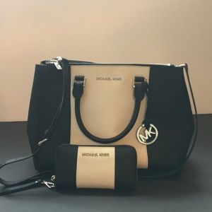 Black and white Michael Kors purse and wristlet
